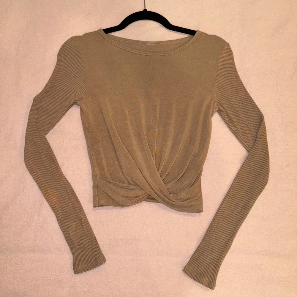 ALO Yoga Camel Twist-Front Long Sleeve Crop Top - Picture 2 of 4